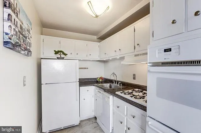 10201 Grosvenor Pl #1424 — Photo 3