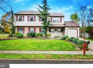 1 Stratford Ln, Mount Laurel, NJ 08054