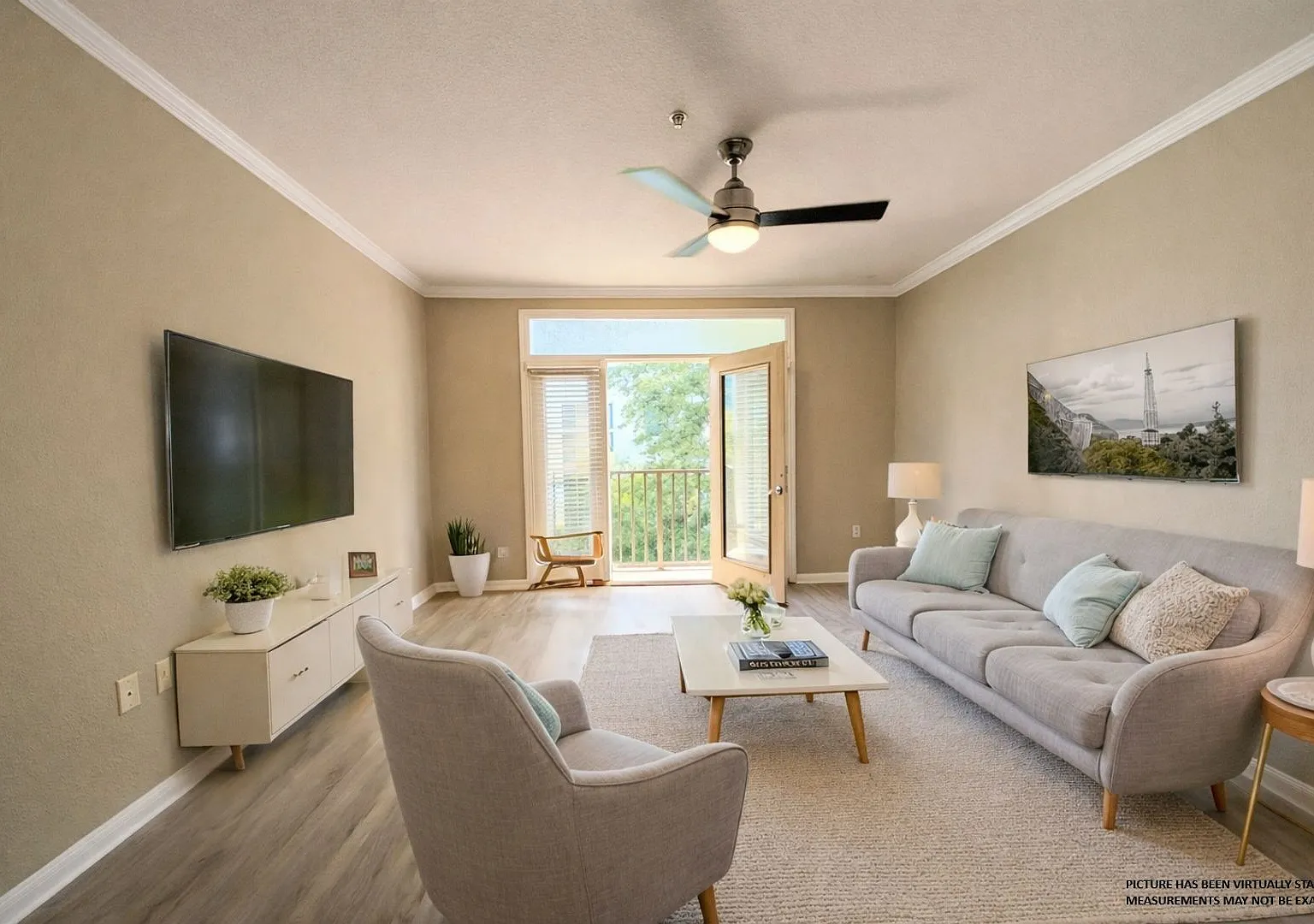 Cozy, updated 1x1 621 square feet with balconette — Photo 1