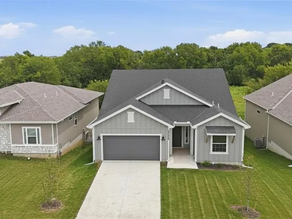 20665 Skyview Ln, Spring Hill, KS 66083