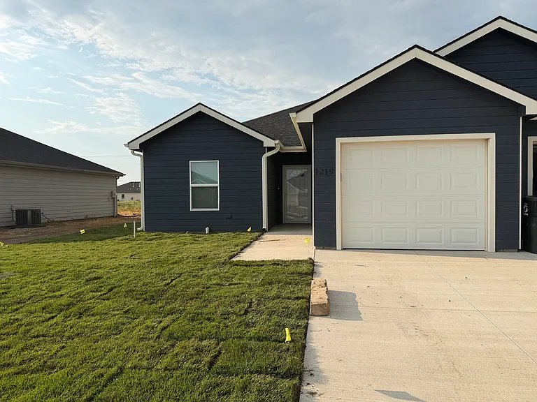 1219 Fountain Dr — Photo 1