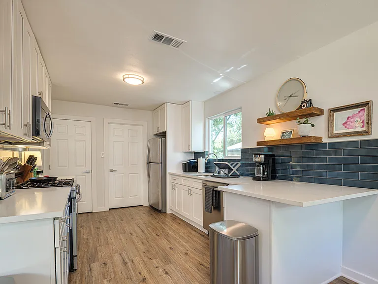 2202 Donna Dr — Photo 15