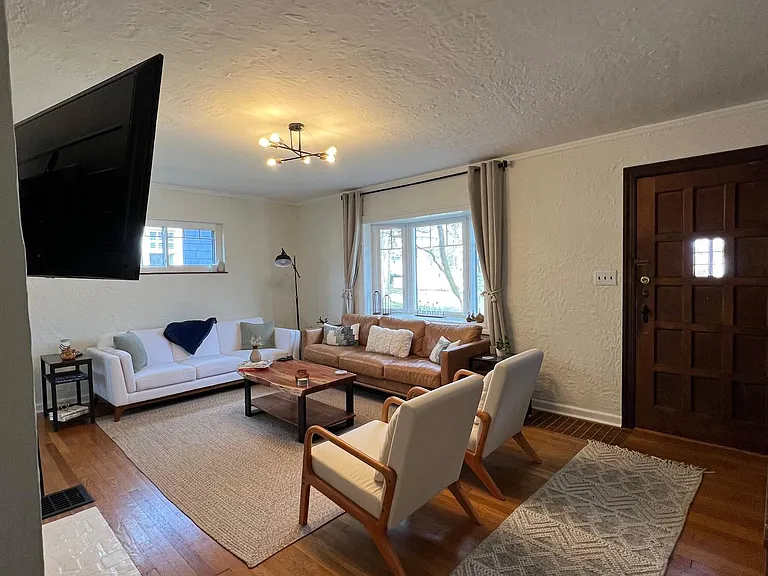 426 Telford Ave — Photo 5