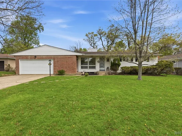 38 Greenbrier Rd, Amherst, NY 14226