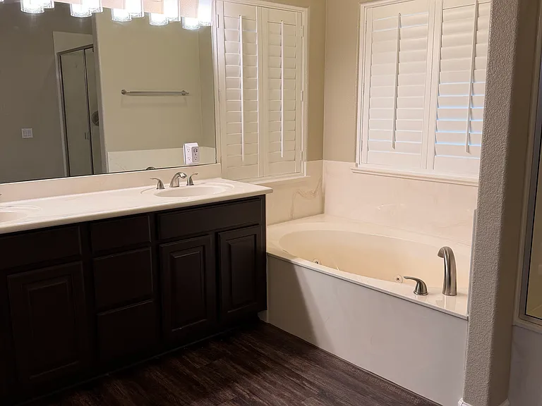 Master bathroom; double sink; whirlpool tub