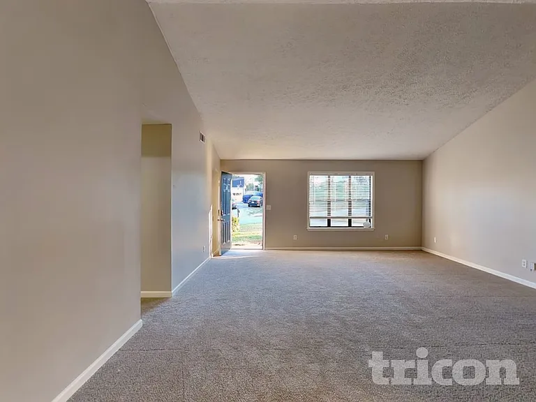 308 Knollwood Ln — Photo 2