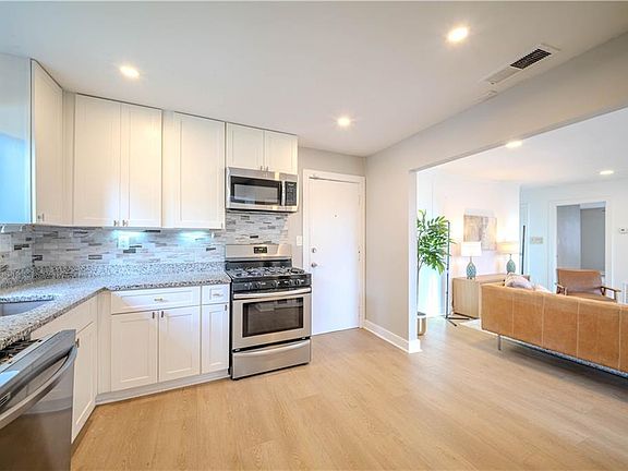 5th image of 346 Carpenter Dr APT 17
