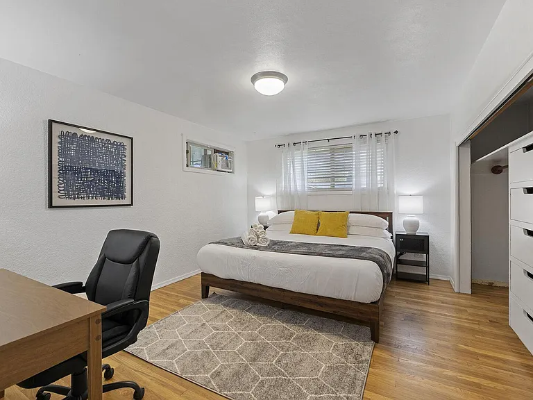 1627 E Broadway St — Photo 12