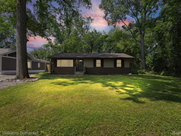 22281 Poinciana St, Southfield, MI 48033