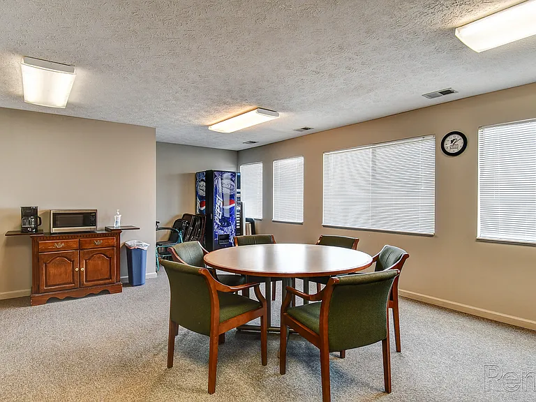 Hickory Knoll Apartments — Photo 27