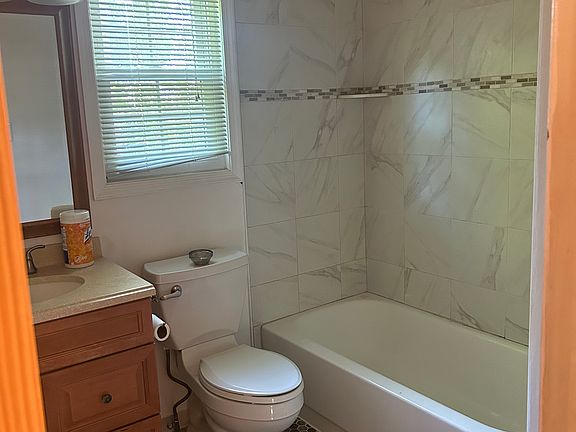 Full Bathroom 1