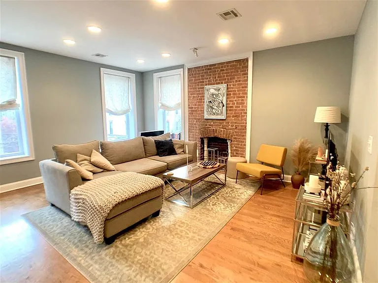 1000 Willow Ave #1 — Photo 3
