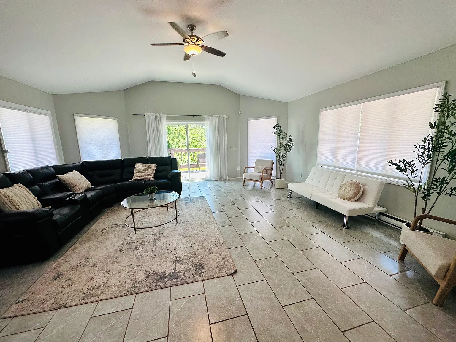 6 bed, 2736 sqft, $7,770 — Photo 4