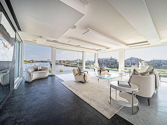 Glass house, Living room 1