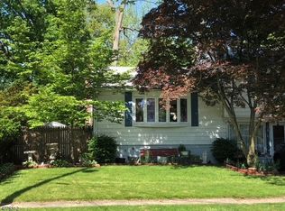 30 Henderson Ct, Pompton Lakes, NJ 07442