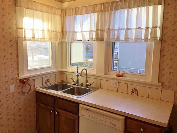 3rd image of 421 N Oak St