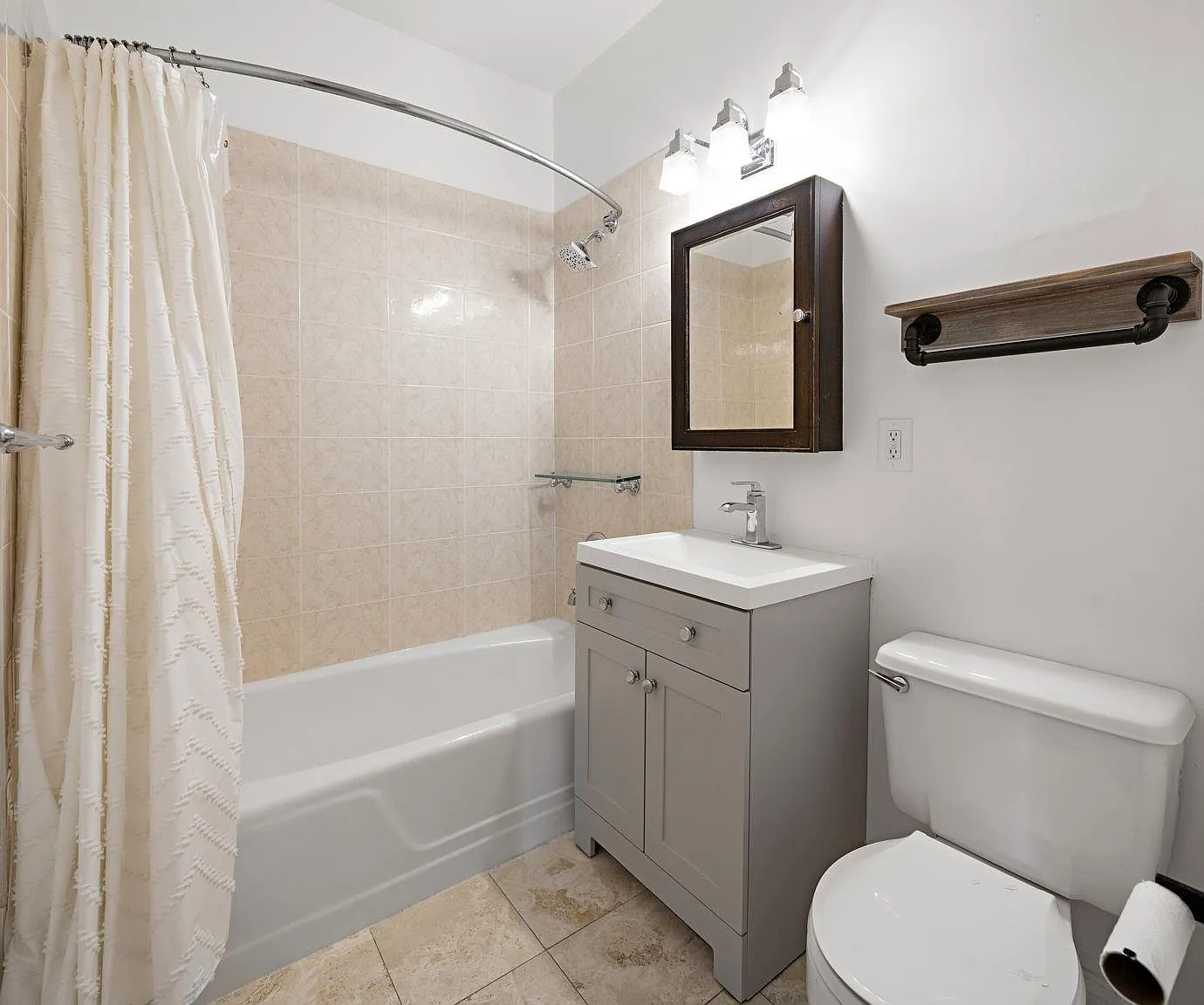 2 bed, 2.0 bath, 900 sqft, $4,400 — Photo 3