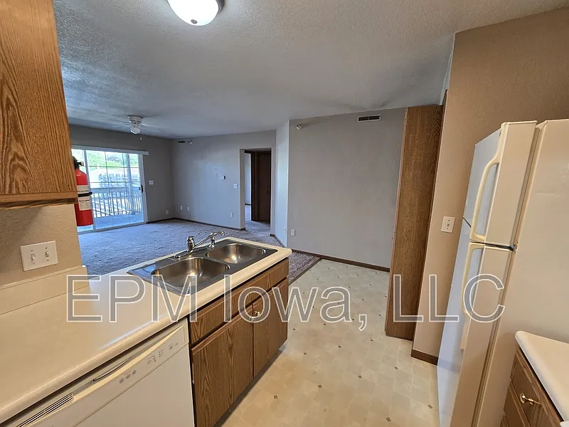 2 bed, 1.0 bath, $895 — Photo 2