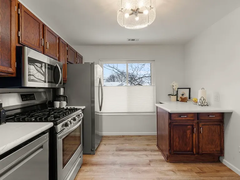 125 Manchester Ct — Photo 4