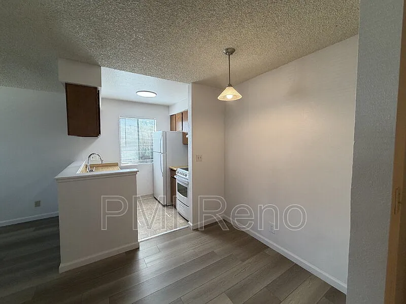 1015 Locust St — Photo 3