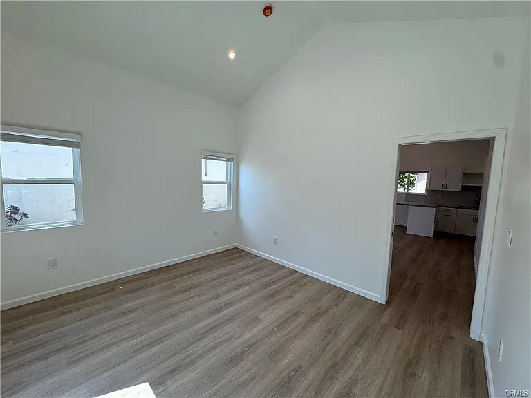 5032 Serrania Ave — Photo 15