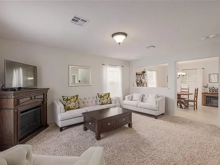 1422 Davis Mountain Loop — Photo 2