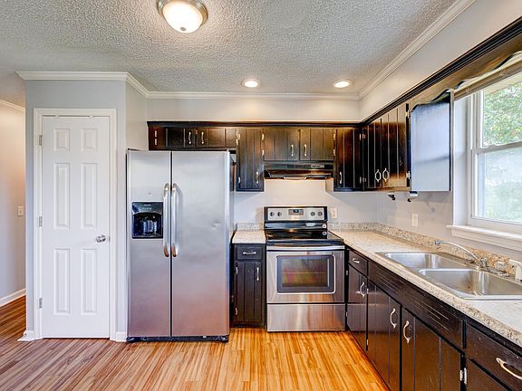 3rd image of 506 Taryton Dr