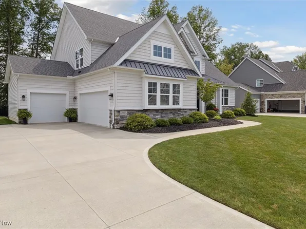 32613 Diamondhead Dr, Avon Lake, OH 44012