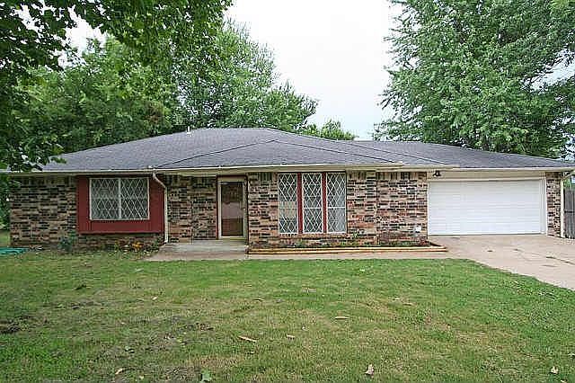 1st image of 616 Rosewood Cir