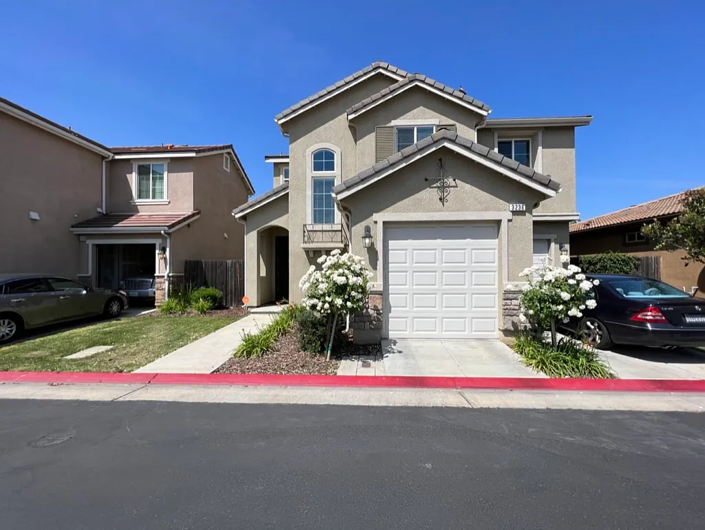 3 bed, 2.5 bath, 1560 sqft, $2,400 — Photo 3