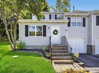 16 Hemlock Ct, Fishkill, NY 12524