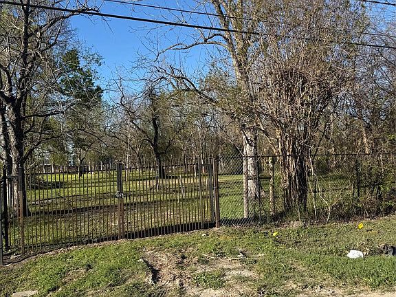 3rd image of 2527 Lone Oak Rd