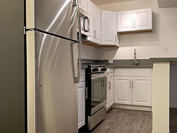 2nd image of 933 Wilcox Ave APT 1
