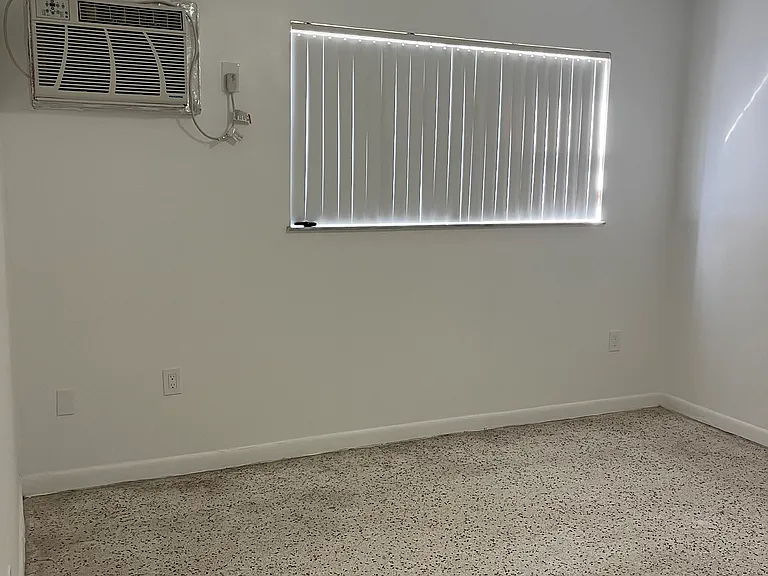 142 SW 18th Ave #10 — Photo 9