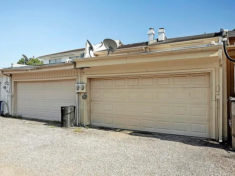 1807 Saxony Ln — Photo 9