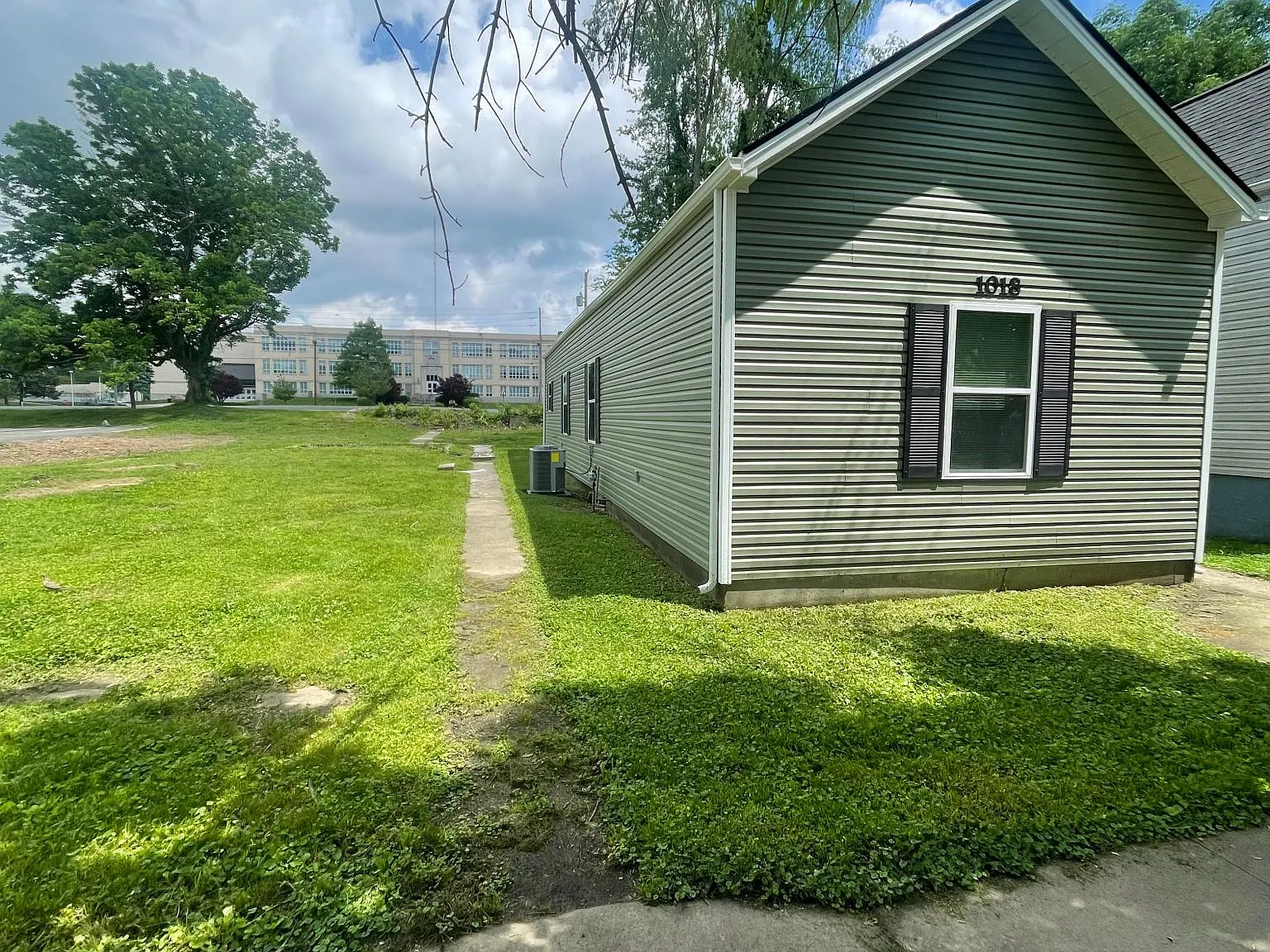 1018 Clark St — Photo 2