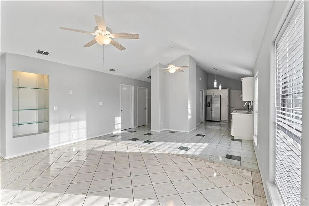 3 bed, 2.0 bath, 1238 sqft, $1,900 — Photo 2