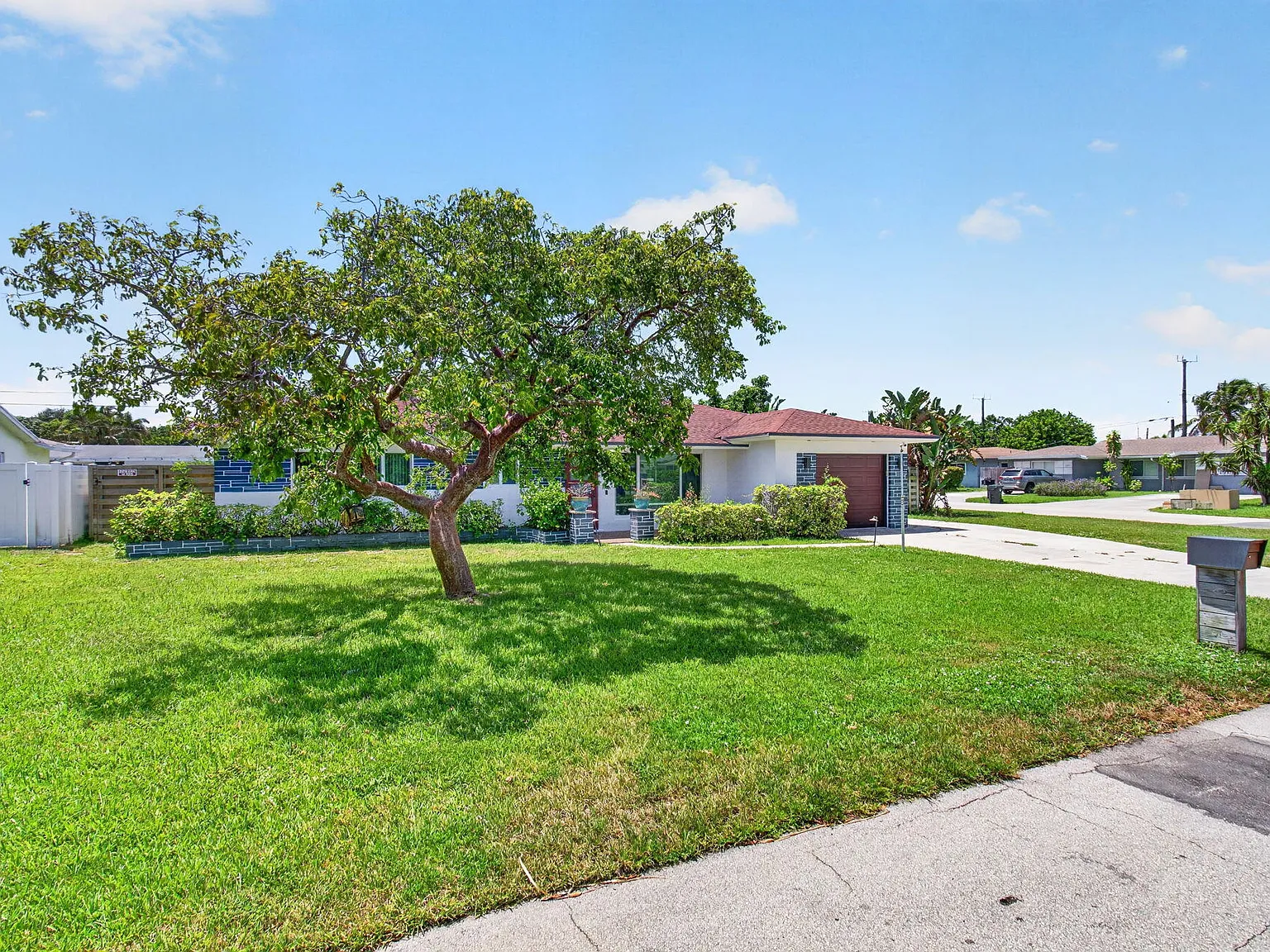 3 bed, 2.0 bath, 1446 sqft, $4,900 — Photo 1