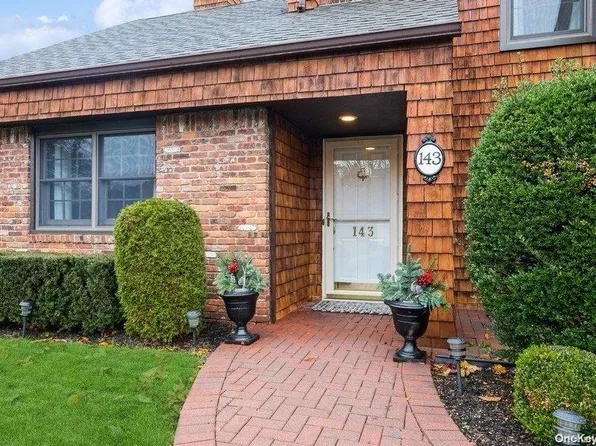 143 Baywoods Lane #143, Bay Shore, NY 11706