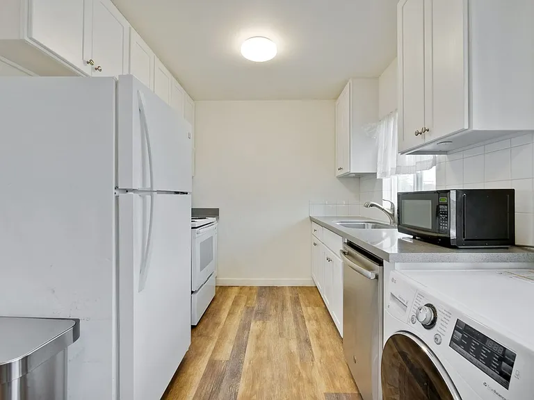 193 Redwood Avenue — Photo 13