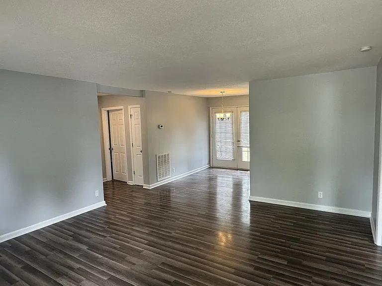 404 N Magnolia Dr — Photo 2