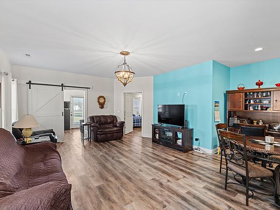 4th image of 1585 Yellow Wood Dr