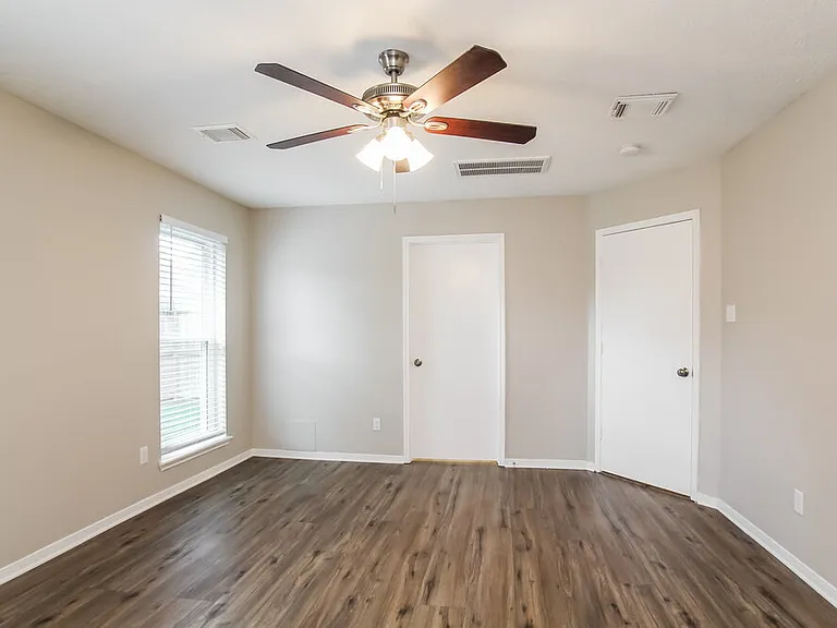 302 Dunford Ct — Photo 10
