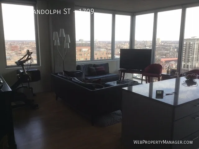 Modern 2Bd/2Ba Condo with Great Views, Pool/Gym, & W/D — Photo 4