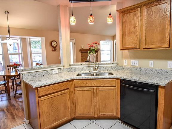 3rd image of 1910 Overland Dr
