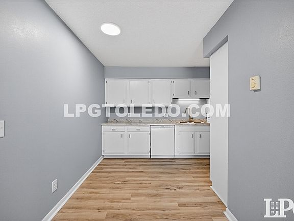 4th image of 3348 Arlington Ave APT 8