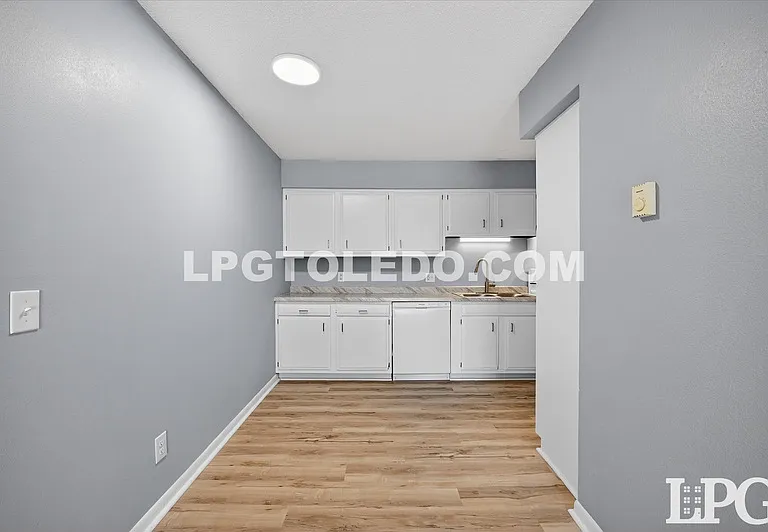3348 Arlington Ave #8 — Photo 4