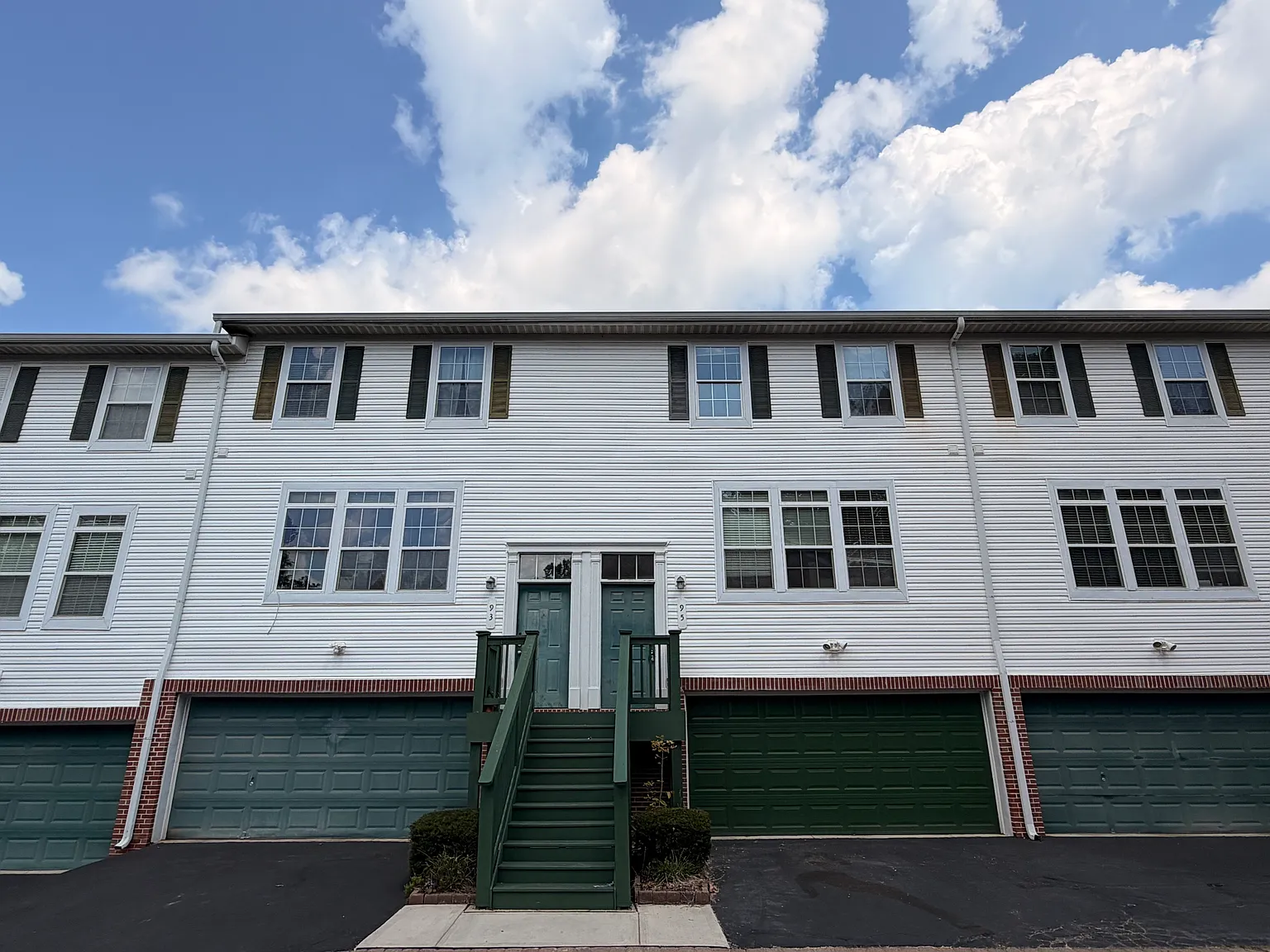 3 bed, 2.5 bath, 1584 sqft, $2,300 — Photo 2