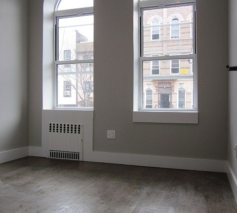 3rd image of 1350 Putnam Ave #1R