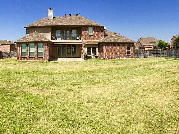 Huge Backyard (almost 1/2 acre)
						:
						The backyard is big enough for a pool and basketball court - with yard left!